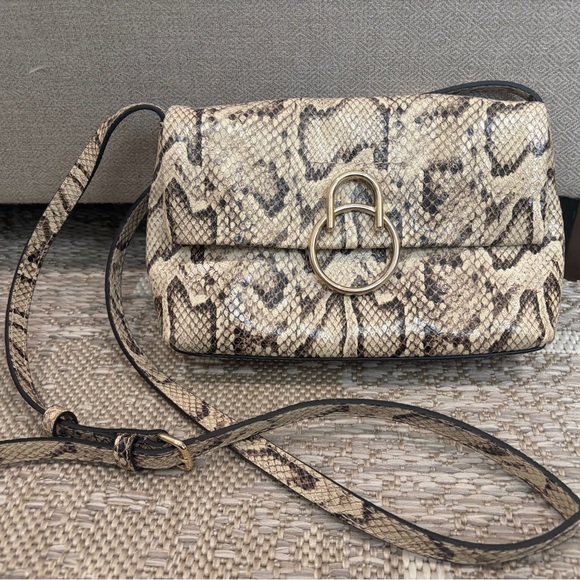 Vince Camuto snakeskin adjustable crossbody bag. Perfect condition - Picture 1 of 9